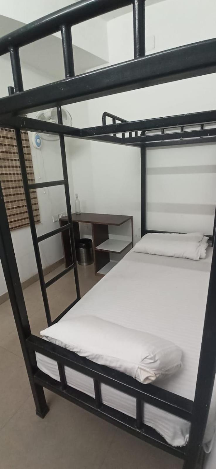 Travelers Hostel Ґувахаті Екстер'єр фото